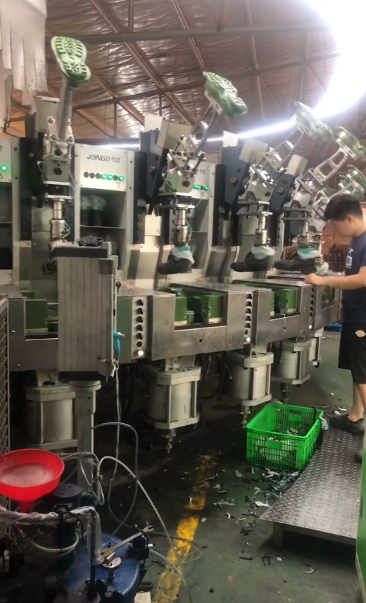Últimos blogs de la empresa sobre Introducción de una máquina para la fabricación de calzado de trabajo